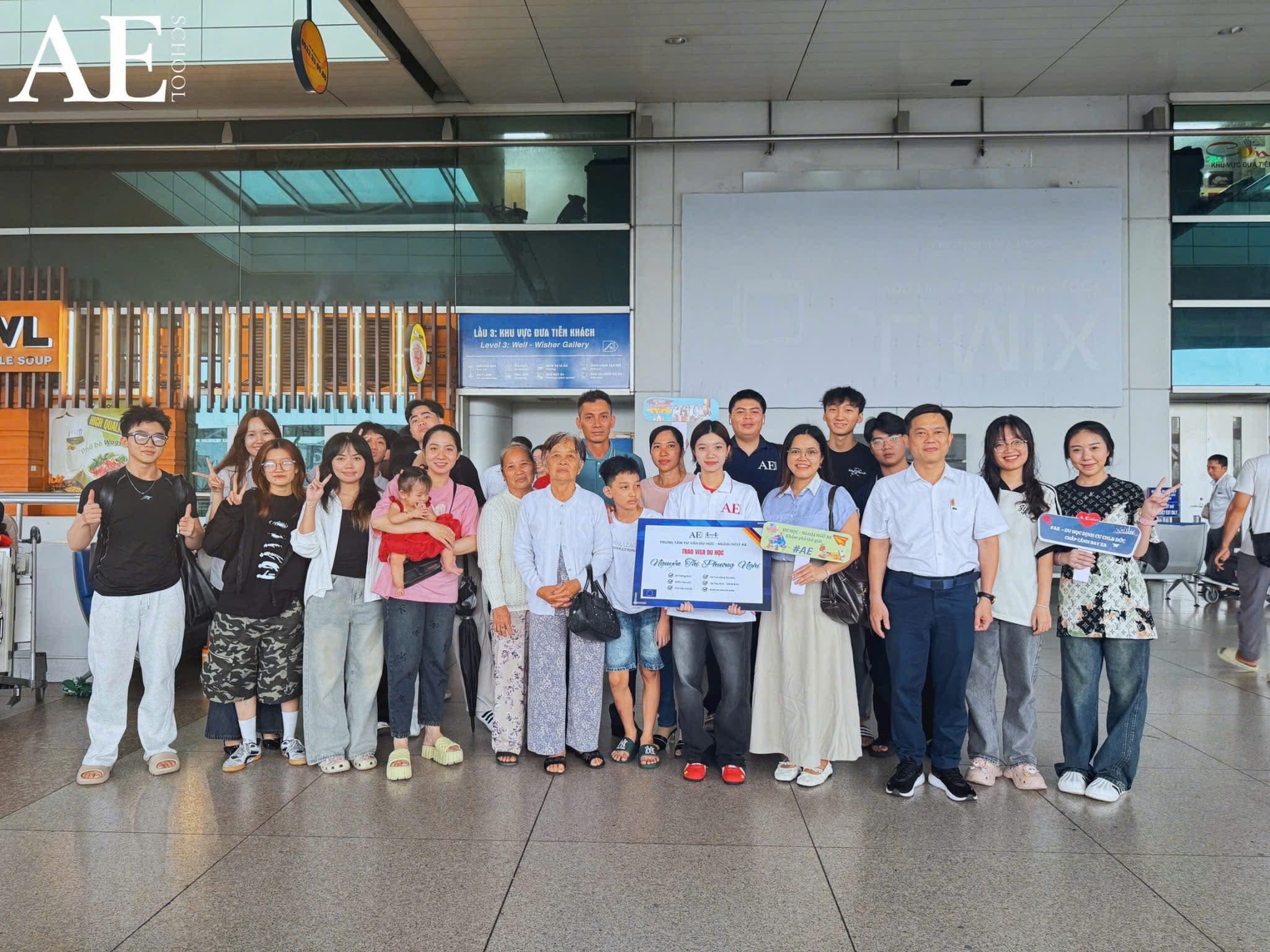 Tiễn học viên ra sân bay